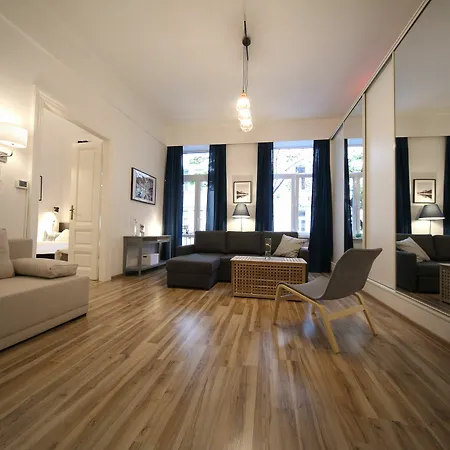 Old Town Friendhouse شقة